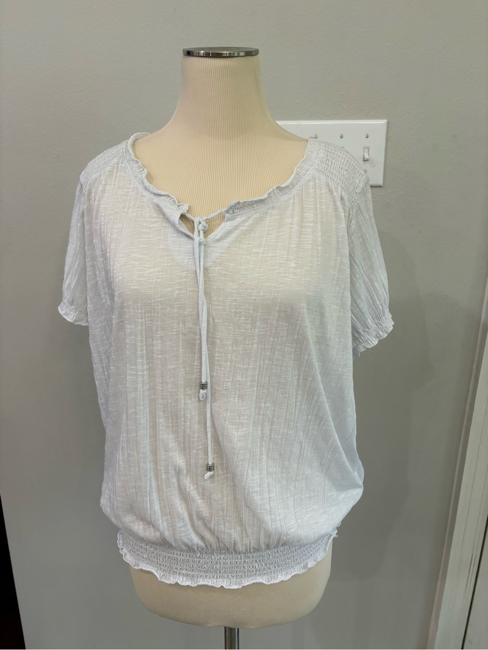 Faded Glory white short sleeve blouse in Extra Large 16-18 FUC due to pull spot